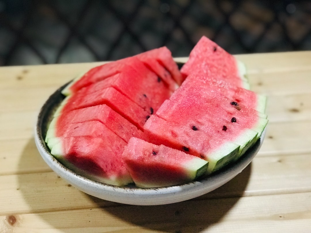 여름밤 수박, 건강에 미치는 영향과 주의사항